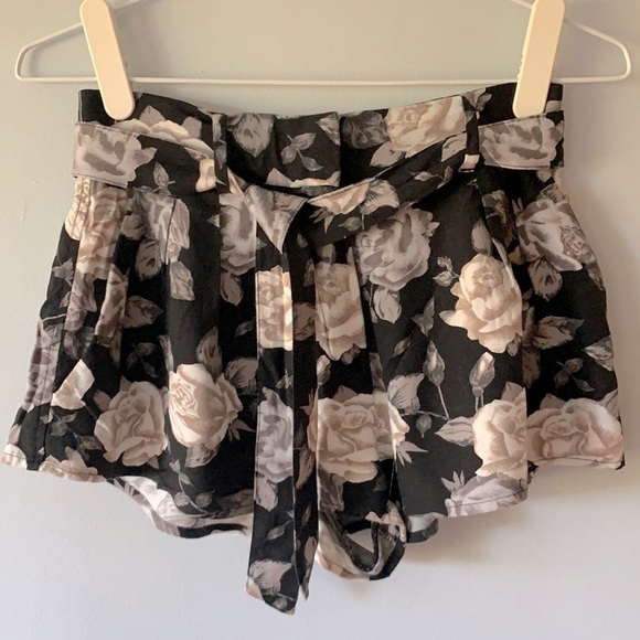 *2/$40*  Aritzia Talula Belted Floral Shorts sz 00 - Picture 3 of 6